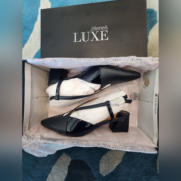 EUC- Stylish Dark Navy Criss-Cross Shoes!! 👠🥿👠 - Picture 6 of 8